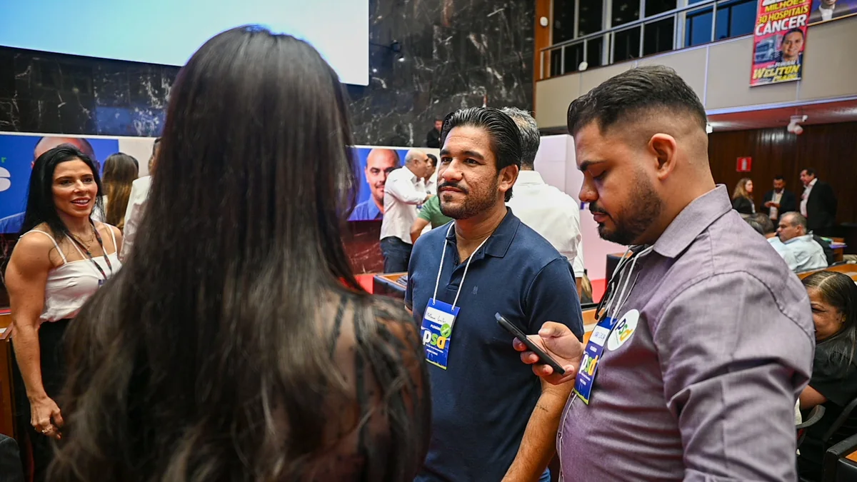 Matheus Coelho conversando com participantes durante evento do PSD