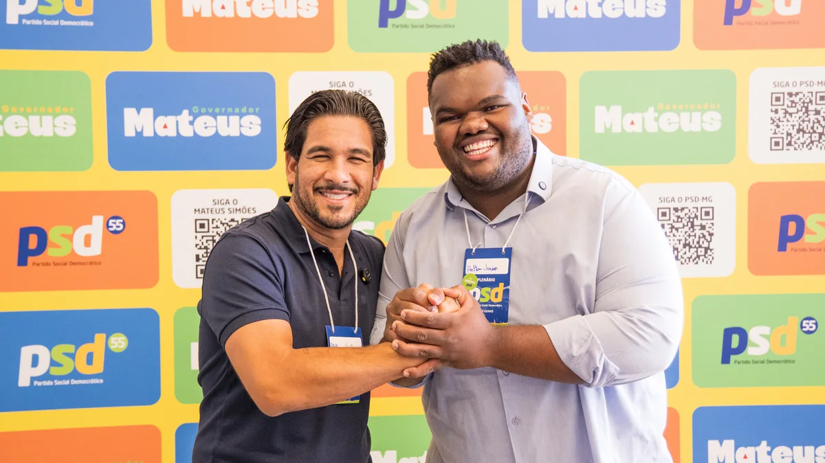 Matheus Coelho cumprimentando participante em evento do PSD