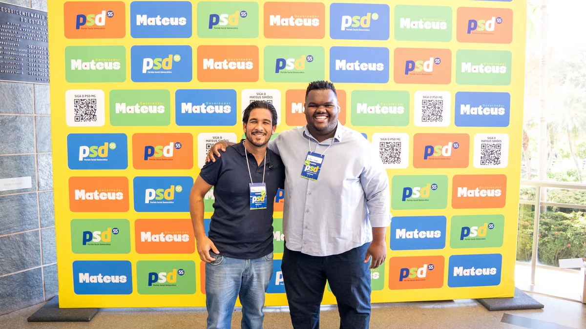 Matheus Coelho em frente ao painel oficial do PSD